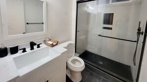 Een douche, een haardroger, handdoeken, zeep