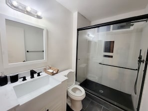 Shower, hair dryer, towels, soap - Charming Renovated Guest House (Laguna Hills)