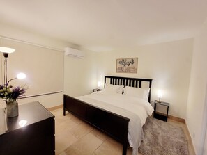 2 bedrooms, iron/ironing board, WiFi, bed sheets - Charming Renovated Guest House (Laguna Hills)