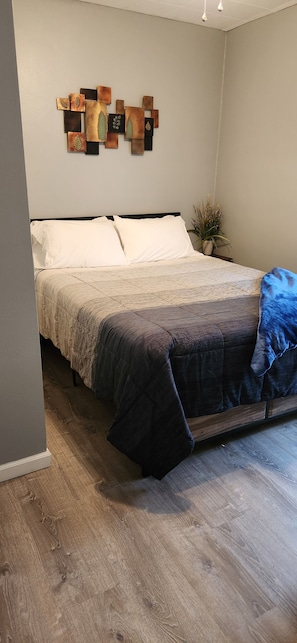 1 chambre, fer et planche à repasser, lit de bébé portatif