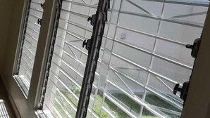 A room with large windows featuring horizontal blinds. - THE HEROES HOUSE (San Salvador)