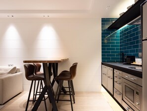 Fridge, microwave, coffee/tea maker, toaster - Chayofa Suites - Deluxe (Santa Cruz de Tenerife)