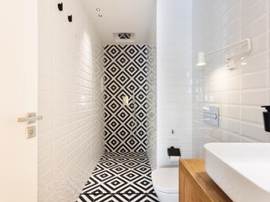 Shower, hair dryer, towels - Chayofa Suites - Deluxe (Santa Cruz de Tenerife)