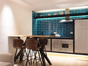 Kühlschrank, Mikrowelle, Wasserkocher mit Kaffee-/Teezubehör, Toaster
