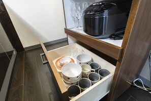 Lemari es besar, microwave, kompor, dan pemanggang roti