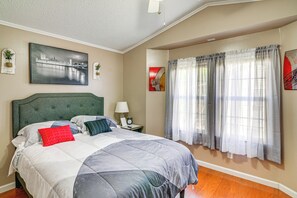 3 bedrooms, iron/ironing board, internet, bed sheets