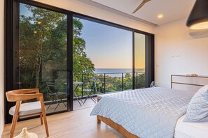 4 室のベッドルーム、セーフティボックス (室内)、デスク、アイロン / アイロン台