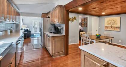 Peaceful Lakefront Retreat: private dock, deck, arcade and more!