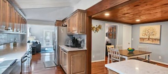 Peaceful Lakefront Retreat: private dock, deck, arcade and more!