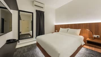 Habitación Premier doble | Espacio para trabajar con un portátil y cortinas opacas