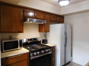 Dishwasher - Center located in Los Angeles, 2 bedroom 2 baths, close to everthing (Los Angeles)