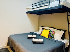 Minibar, decoración personalizada, muebles diferentes y escritorio 