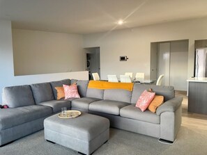 Living area - Beautiful view over the water in Okiato (Okiato)