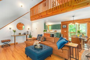 Smart-TV, Kamin, DVD-Player, Bücher