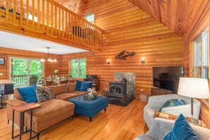 Smart TV, fireplace, DVD player, books - Secluded • Hot Tub, Fire Pit + Dog Friendly, Private Trail and Fenced Pasture (Black Mountain)