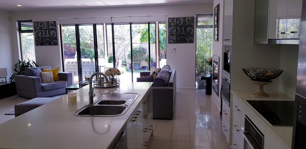 Køleskab, mikrobølgeovn, ovn, kogeplade