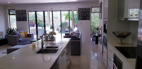 5 minute walk to the beach. 2 minute walk to River Torrens walking/ bike paths.