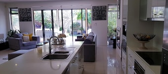 5 minute walk to the beach. 2 minute walk to River Torrens walking/ bike paths.