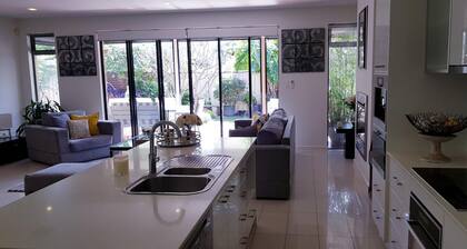 5 minute walk to the beach. 2 minute walk to River Torrens walking/ bike paths.