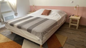 2 bedrooms, iron/ironing board, free WiFi, bed sheets