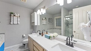 Vasca idromassaggio, asciugacapelli, bidet, asciugamani