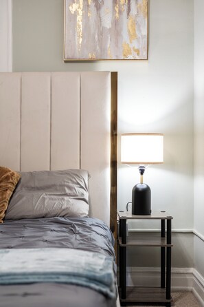 1 غرفة نوم ومكتب ومكواة/لوح كي وسرير سفر