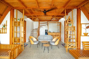 Deluxe Bungalow | Living area