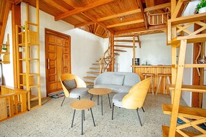 Deluxe Bungalow | Living area