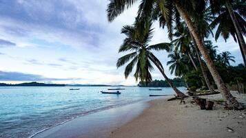 A la platja i platja de sorra blanca