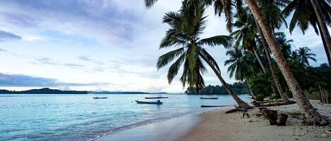 Am Strand, weißer Sandstrand