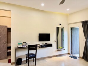 Habitación clásica, 1 cama de matrimonio grande, balcón | Servicio de la habitación