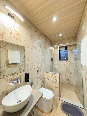 Dusche, Regendusche, kostenlose Toilettenartikel, Handtücher