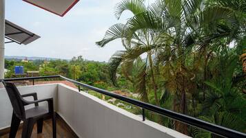 Classic Room, 1 Queen Bed, Balcony | Premium bedding, desk, laptop workspace, free WiFi