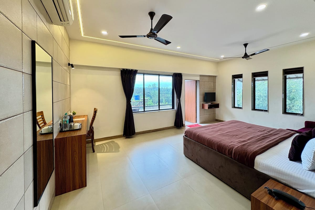 Premium bedding, desk, laptop workspace, free WiFi