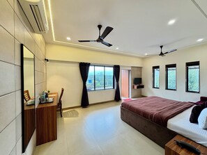 Signature Room, 1 King Bed with Sofa bed, Balcony, Mountain View