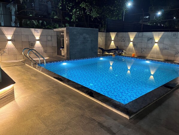 Una piscina al aire libre