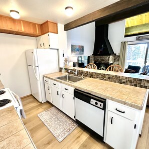 Fridge, microwave, oven, stovetop - Attractive all-season townhome! Less than 10 min to Northstar, 3 min to beach! (Kings Beach)