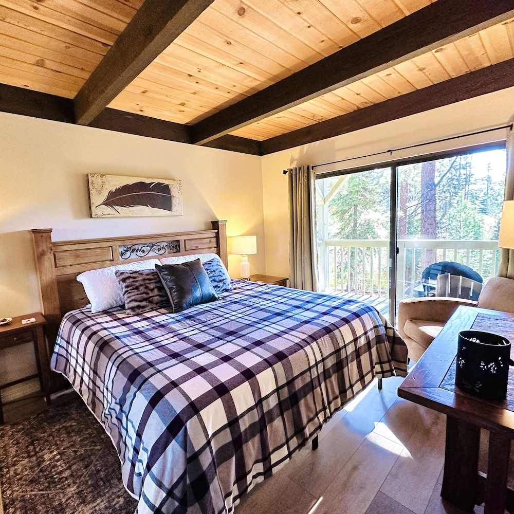 Attractive allseason townhome! Less than 10 min to Northstar, 3 min to