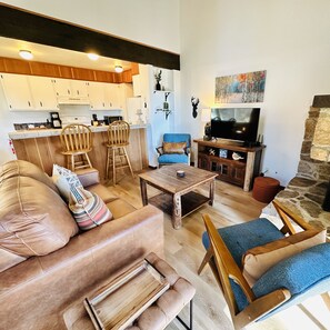 Smart TV - Attractive all-season townhome! Less than 10 min to Northstar, 3 min to beach! (Kings Beach)
