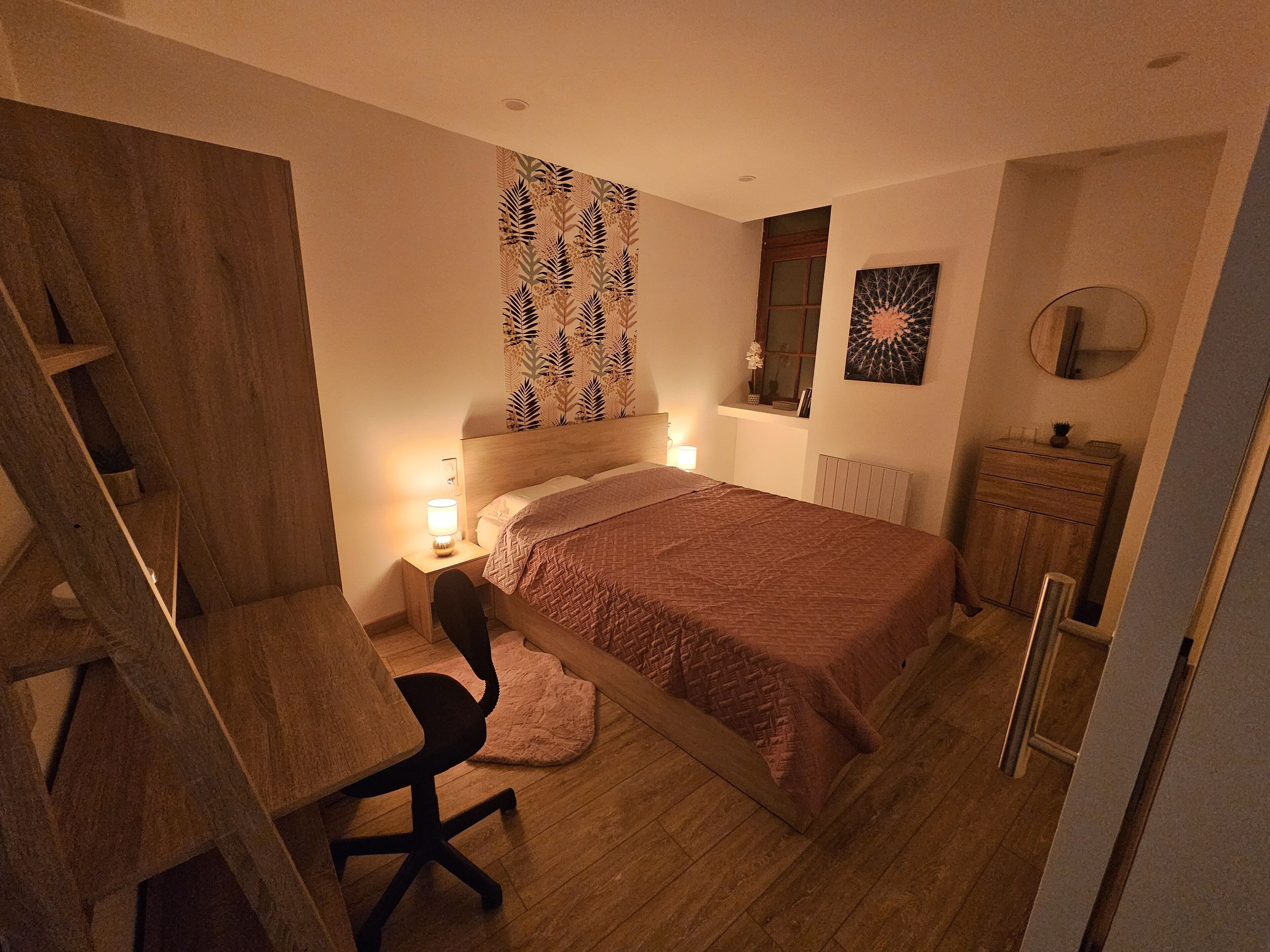 1 slaapkamer, een bureau, een strijkplank/strijkijzer, reisbedje
