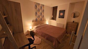 1 slaapkamer, een bureau, een strijkplank/strijkijzer, reisbedje
