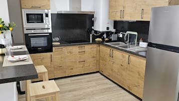 Een koelkast, een microgolfoven, een oven, een kookplaat