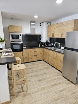 Kühlschrank, Mikrowelle, Ofen, Herdplatte