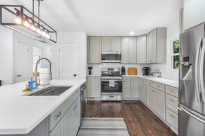 冰箱、微波炉、烤箱、炉灶