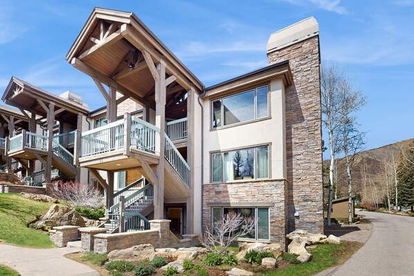 Exterior - Walk to slopes with fireplace & on-site hot tub (Snowmass Village)