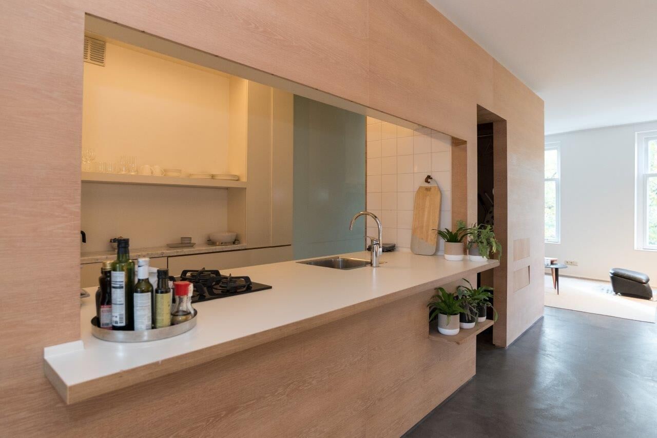 Een koelkast, een oven, een kookplaat, een vaatwasser