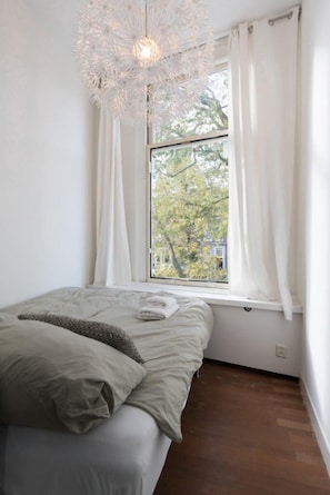 2 slaapkamers, geluiddichte muren, een strijkplank/strijkijzer, wifi