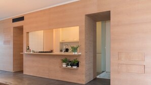 Une cuisine moderne dotée d’un îlot central intégré, d’un évier et de plantes en pot.