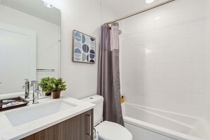 Badekar, hårtørrer, håndklæder