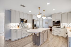 Fridge, microwave, oven, stovetop - Snowbird-friendly house in Inlet Beach near beach with pool, balcony, & W/D (Inlet Beach)